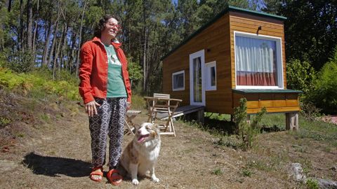 La canadiense Anne Lanevschy, con Nala, delante de una de las tiny house que revisti con la madera de cedros de su abuelo.