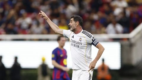 Fernando Hierro, durante un partido de leyendas entre el Real Madrid y el Barcelona