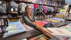 Micaela Mart�nez Benavente, comprando material escolar en una librer�a de Pontevedra.