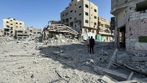 Palestinos inspeccionan los daos en la zona del hospital Kamal Adwan, en Yabalia, tras el bombardeo de Israel
