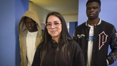 Dos inmigrantes de Senegal y una de Colombia en la sede de Asovedra, en Pontevedra.