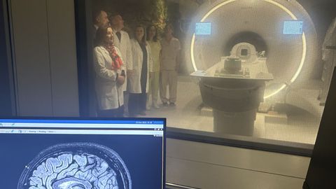 Foto de archivo de un equipo de resonancia magn&eacute;tica en el CHUS