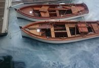 Las lanchas, sobre el vertido.