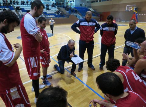 G�mez da instrucciones a sus jugadores en un tiempo muerto en un partido de su equipo. 