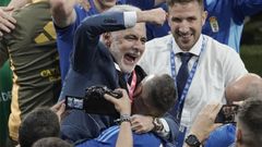 El centrocampista del Oviedo Santi Cazorla celebra con el mximo accionista del club Jess lvarez el ascenso a Primera Divisin