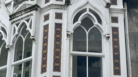 Detalle de azulejo en la fachada de la Casa Y�nez, en la Calle Vel�zquez Moreno, 1
La exposici�n de Carlos Fer se inspira en azulejos de tres edificios en Vigo