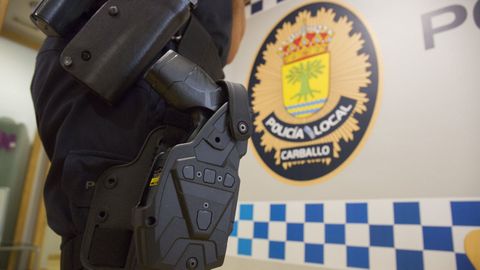 Un agente de la Policía Local de Carballo en la jefatura.