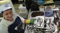 Foto de archivo de xoubas y sardinas en una pescadera de la plaza de Ribeira