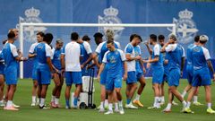 Entrenamiento de los jugadores del Deportivo con Luismi Cruz en el centro