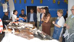 El conselleiro Jos� Gonz�lez visit� este jueves la plaza de abastos de Ribeira acompa�ado por la alcaldesa, Mar�a Sampedro. 