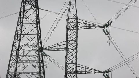 Torretas de alta tensi�n, en foto de archivo