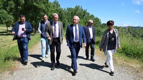 Francesc Boya y Jos Tom (en el centro) en su visita de ayer a la finca del pazo de Tor