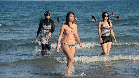 Mujeres bandose con burkini