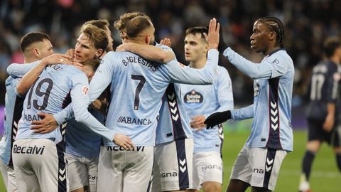 Borja Iglesias, celebrando junto a sus compa�eros el gol del Celta ante el Real Madrid, de su autor�a.