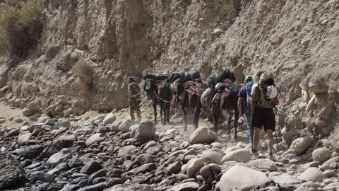 Desde Batken, el �ltimo pueblo antes del ascenso, viajaron cuatro horas en todoterreno por pistas de monta�a; y el tramo final, ocho horas a pie hasta llegar al campo base y con ayuda de caballos para portear los petates m�s pesados