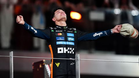 Lando Norris, celebrando en el podio de Abu Dhabi su campeonato de frmula 1.