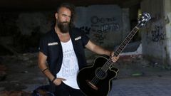 Francisco Velo, o Jran Fran, posando co baixo ac�stico.