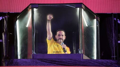 Abelardo de la Espriella saluda a sus seguidores durante la noche electoral, en Barranquilla