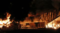 Incendio en una nave de Sab�n, Arteixo