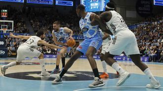Mavra sufre la presi�n de Llull con Sakho y Garuba tratando de ganar la posici�n en la zona.