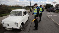 Controles de tr�fico de las polic�as nacional y local en la carretera de Ourense para asegurar el cumplimiento del cierre perimetral en Monforte, en imagen de archivo