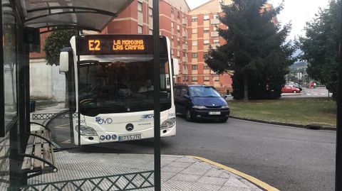 Autobús E2 a su paso por La Monxina.