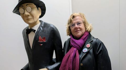 Mercedes Espi�o, con una representaci�n de Castelao, es una de las homenajeadas este a�o
