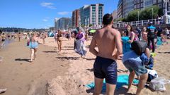 La Polic�a Local de Gij�n mueve a los ba�istas en San Lorenzo 