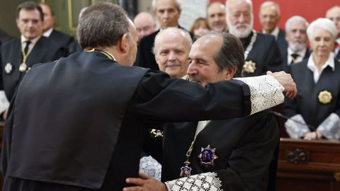 Andrs Martnez Arrieta se abraza a uno de sus padrinos durante su toma de posesin como presidente de la Sala de lo Penal del Tribunal Supremo.