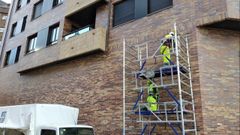 Los operarios cambian hoy la placa de la calle Lola Mateos, que vuelve a llamarse Marcos Pe�a Royo