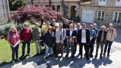 Representantes de asociacins, este xoves en Pontevedra, coa imaxe de Castelao creado por Pablo Zentolo
