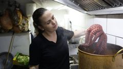 Nuria V�zquez, de Pulper�a O Panadeiro, en Viveiro, donde triunfa el pulpo