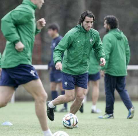 Adri�n Cruz, durante una reciente sesi�n de entrenamiento en Aneiros. 