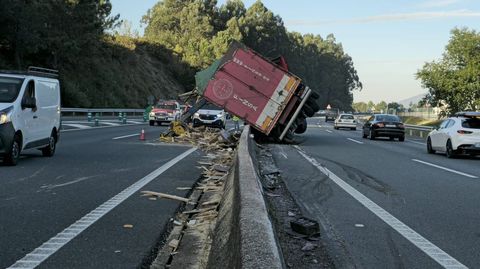 Accidente de un camin en la AP-9 en Portas