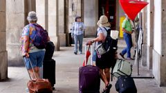 Dos turistas accediendo a la plaza de Mar�a Pita el pasado 12 de agosto.