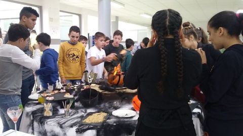 Los alumnos de hosteler�a del IES Lagoa da Antela de Xinzo prepararon un men� de Sama�n para sus compa�eros de instituto
