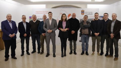 La presidenta de la Diputaci�n de Lugo, Carmela L�pez, con los alcaldes de las residencias provinciales ya abiertas