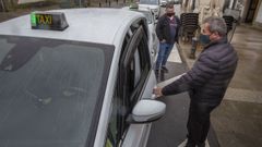 Taxistas de Santiago en la parada de Porta Faxeira