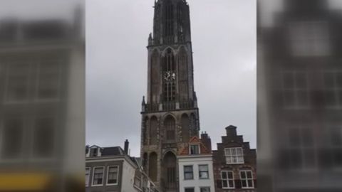 As� suena Avicii en el campanario de la Dom Tower de Utrecht