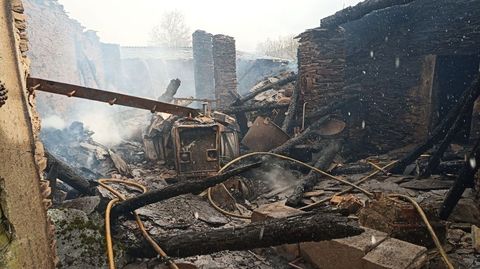 Todo lo que haba dentro del almacn, incluido un tractor, qued destruido por el fuego