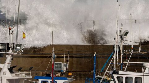 El fuerte oleaje provocado por la borrasca �Bella� rompen contra el espig�n de protecci�n del puerto de Cudillero