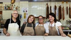 Jos Manuel, su mujer, Mari, y las dos Yolandas que trabajan en La Flor del Jamn