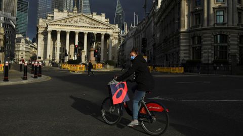 Una joven, en una calle del centro de Londres