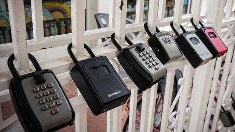 Foto de archivo de candados para dejar las llaves de los pisos tur�sticos.