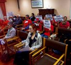 Los afectados irrumpieron en la sesi�n con cr�ticas pancartas.