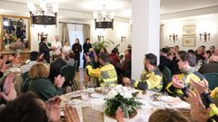 Bomberos de la BRIF de Laza, en una de las mesas del comedor del Parador de Ver�n donde se grab� el primer programa de MasterChef 14.