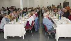 La comida fue servida por A Palloza, en el local de asociaciones de A Pontenova . 