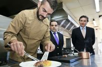 El cocinero del Restaurante Espa�a, H�ctor L�pez, elabor� un plato con carne de porco celta. 