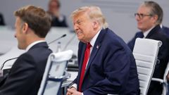 Trump, este mi�rcoles, entre Macron y Starmer poco despu�s de llegar tarde a la reuni�n y alegar como disculpa que �l es el jefe