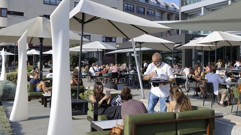 Trabajadores y clientes de un establecimiento hostelero en Oleiros